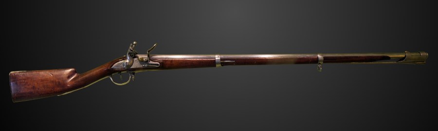上图：1777型遂发前装滑膛枪，是拿破仑用来装备法国步兵的主要武器。训练有素的法国步兵每分钟可以发射3次，在80米外击中目标。从14世纪到19世纪前期，是火器与冷兵器并用时代，而燧发枪统治了枪械界两个世纪。