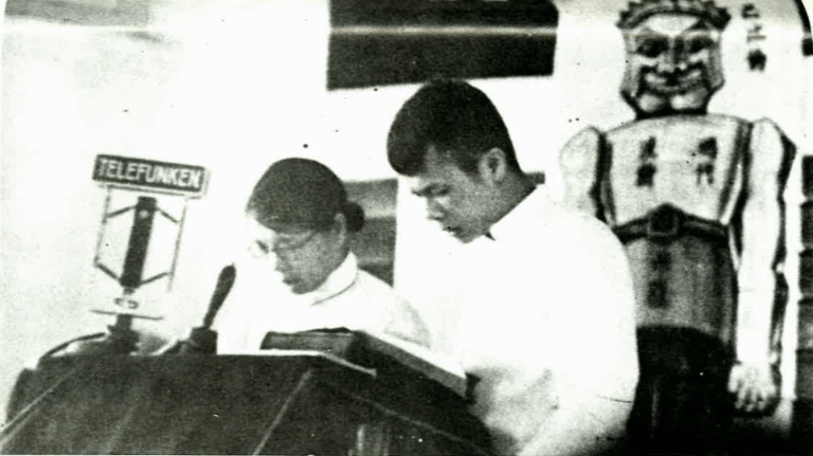 上图：一九三五年，吴静聆姊妹在新加坡为宋尚节作翻译。后来，吴静聆担任新加坡基督教布道团总团长、金链女子灵修院院长。