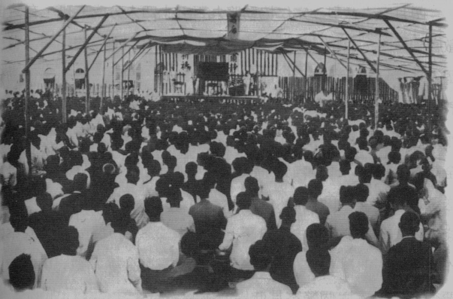 上图：一九三六年四月，宋尚节到台湾领会。因听众过多，在台中、台南都架起临时帐棚。在台中有两千多名听众，在台南则有四千多名听众。