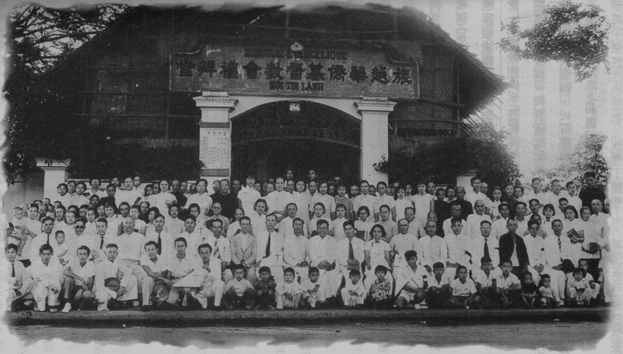 上图：一九三六年六月九日，宋尚节在堤岸华侨基督教会主领奋兴会。