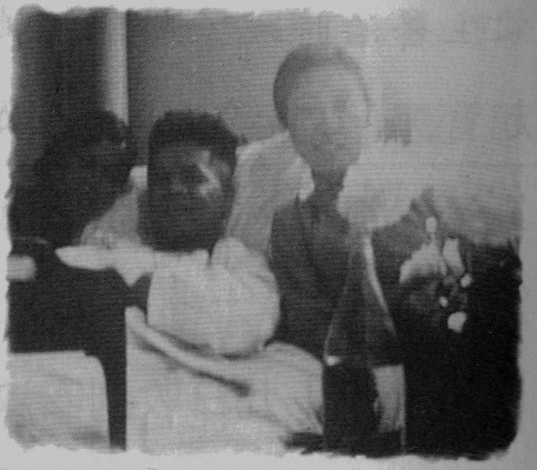 上图：一九四零年，宋尚节、宋师母（左一）和王明道夫人刘景文（右一）在北平协和医院病房内留影。