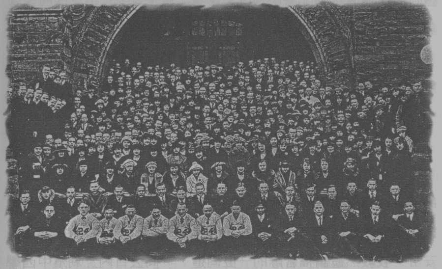 上图：宋尚节（第一排右一）在三年内完成四年的大学课程，在三百多名毕业生中，有十七名取得最优等成绩，他是其中之一，获颁发奖章及奖金十美元。