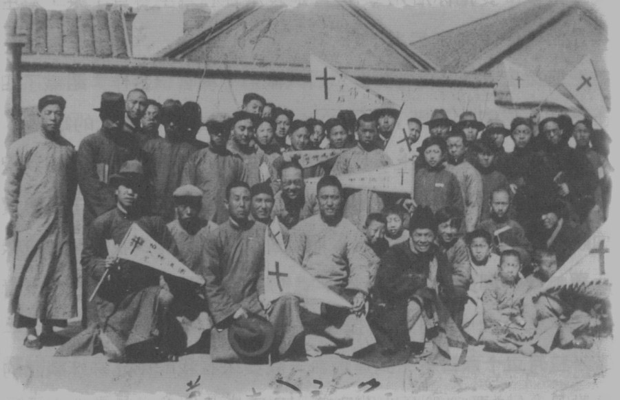 上图：一九三四年，宋尚节在山东烟台领会，会后与李继圣及布道团团员合影。