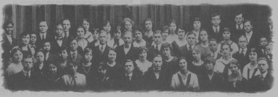 上图：宋尚节（第三排右一）于一九二零年十一月十四日加入学生立志远方布道团。