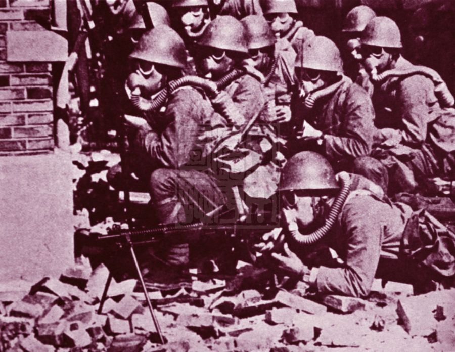 上图：八一三事变中戴着毒气面具的日军士兵。一九三七年八月十三日下午，日本海军陆战队在淞沪登陆，日本陆海军沿上海北四川路、军工路一线发动全面进攻，中国军民奋起抵抗，史称「八一三事变」。